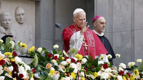 El papa Le�n XIV sale al balc�n de la Abad�a de Nuestra Se�ora de Montserrat tras el rosario celebrado este mi�rcoles.