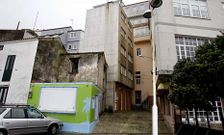 En el centro, el edificio situado en el Rueiro da Praia y cuya cuarta planta tiene orden de demolici�n.