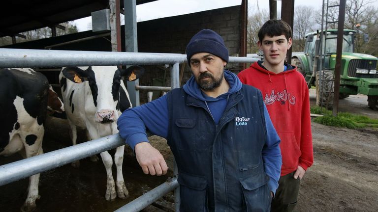 Antonio Villar (ganadero friol�s, en primer t�rmino) se queja del precio del gasoil agr�cola