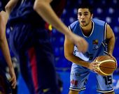�lex L�pez trata de leer una situaci�n ofensiva en el encuentro contra el Barcelona B.