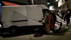 Furgoneta incendiada en la avenida de Os Mallos