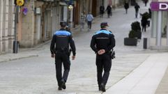 Polic�as locales de Ferrol patrullando a pie por el centro de la ciudad en una foto de archivo