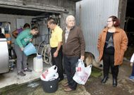Roc�o Louz�n rellena una garrafa de leche en su granja de Vilach�n (Mux�a) para regalarla. 