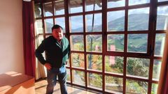 Jes�s Mier, en La Rectoral de Taramundi, ahora cerrada por obras para una reforma del hotel