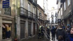Los bomberos acceden a una casa en Cardeal Pay� donde vive una anciana sola