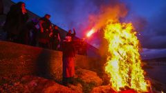 Faustino y Farruco sucumbieron a las llamas para despedir el entroido en Malpica. �Las im�genes!
