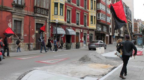 Un manifestante sostiene un ni�o y una bandera de CNT