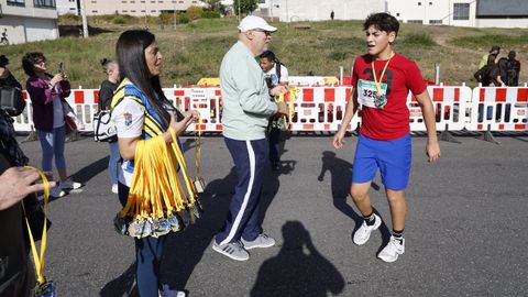 Una jornada de atletismo en A Valenz.Decenas de corredores participaron en la cita popular en el municipio de Barbads
