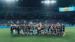 Foto de familia de jugadores y cuerpo t�cnico del Celta tras la clasificaci�n para la Europa League.