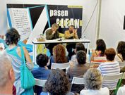 Manuel Rivas firm� su nueva novela en la �ltima edici�n de la feria viguesa.