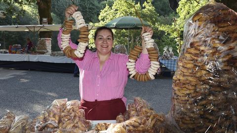 Fina Blanco es la cara visible de Rosquillas Bama y la que ms disfruta con la venta de cara al pblico: Coeces a xente de todo tipo, dende o mis rico ao mis pobre. Tenme comprado rosquillas desde o actual presidente da Xunta ata o paisano do lugar que vive cunha pensioncia pequena; e, cada un, te conta as sas cousas.