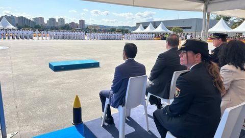 El alcalde de Ferrol y el subdelegado del Gobierno, con el resto de autoridades, en la jura de bandera
