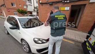 Guardia Civil.Un agente de la Guardia Civil toma im�genes a uno de lo veh�culos