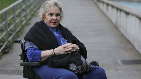La afectada, en el exterior de la residencia en la que vive desde que sufre la lesi�n medular
