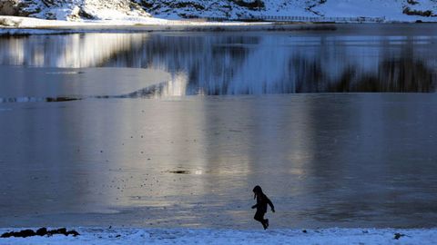 Atardecer en los lagos de Covadonga, en el parque Nacional de Picos de Europa, que este a�o celebra el primer centenario de la creaci�n del Parque Nacional de la Monta�a de Covadonga, primer parque nacional de Espa�a. EFE/Jos� Luis Cereijido