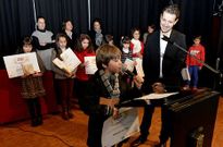 Alejandro Leis recolle o primeiro premio do ano pasado xuntos aos demais alumnos galardoados.