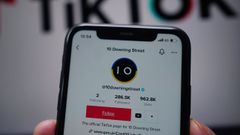 Un usuario consulta TikTok en una imagen de archivo