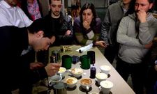 Los hosteleros recibieron una master class del barista Dami�n Seijas en el aula formativa de Coffee Spirit.