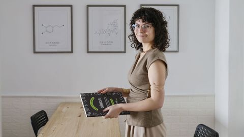 La profesora de la academia Arume Labs, Sara V�zquez, posa con uno de los libros de apoyo a la PAU que ha creado.