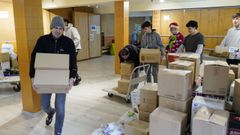 Desde primera hora de la ma�ana, los voluntarios acarrearon las cajas hasta las furgonetas de las asociaciones que repartir�n la ayuda