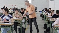 Un profesor, entregando los ex�menes de la selectividad, el pasado martes en el IES Vilar Ponte de Viveiro.