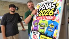Nacho, encargado de las peticiones para  para pe�as de Codex, con uno de los empleados
