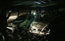 Los dos veh�culos, aparcados en el segundo s�tano, quedaron totalmente calcinados. 