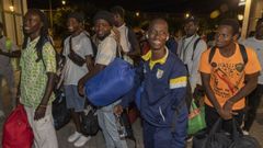 Un centenar de refugiados de Mali, a su llegada al alberge de Monte do Gozo, en Santiago