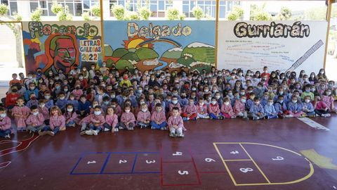 Nenos do CEIP Condesa de Fenosa xunto � pintura do autor