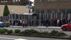 Colas en el CEIP Sagrada Familia para apuntarse para el comedor el pr�ximo curso