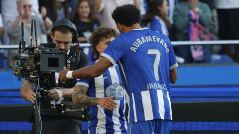 Mario Soriano y Aubameyang, celebrando el segundo gol del D�por ante el Valencia.