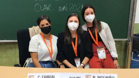 Julia Rey, en el centro, junto a otras dos investigadoras