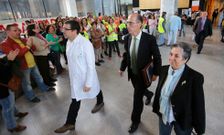 Con un conselleiro nuevo, ayer las protestas del colectivo de celadores se centraron en el gerente. F�lix Rubial tuvo que recorrer los 200 metros de pasillo seguido por ellos al grito de ��Dimisi�n!�. 