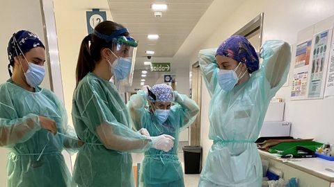 Ux�a Fern�ndez y Ant�a Seijas, equip�ndose junto con  sus compa�eros de urgencias del Chuac