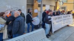Concentraci�n de los trabajadores de CC.OO. delante de la uni�n comarcal