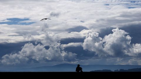 Día de nubes y claros en la ría de Arousa