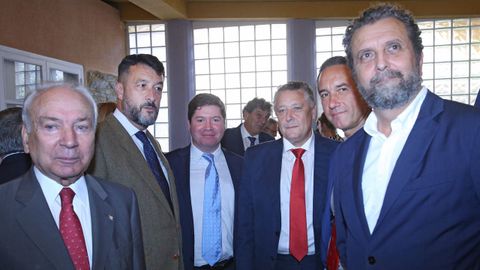 De izquierda a derecha: el presidente de Reny Picot, Francisco Rodrguez; el Delegado y Director de la Fundacin Venancio Salcines, Fernando Casielles; el delegado de EFBS Grupo Educativo, Francisco Fernndez; el rector de CESUGA, Venancio Salcines; el director financiero del Grupo DC, David Gonzlez; y el el consejero delegado de Cartonajes VIR, Inaciu Iglesias