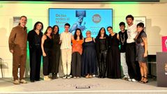 Vanessa Ferreira, en el centro de la imagen de negro, pasa a la final del Premio Nacional de poes�a viva, junto al jurado del certamen