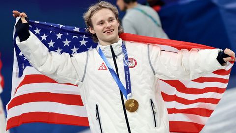 Ilia Malinin, celebrando la medalla de oro conseguida en los Juegos Ol&iacute;mpicos de Invierno.