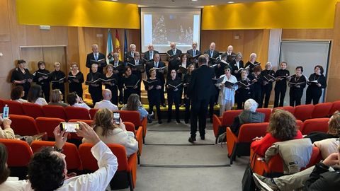 Actuacin de la Coral Polifnica O Chopo, este viernes, en el Hospital Montecelo, en Pontevedra