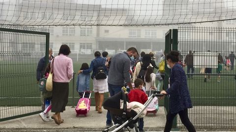 El el CEIP As Mercedes los nios accedieron al centro a travs del campo de ftbol anexo