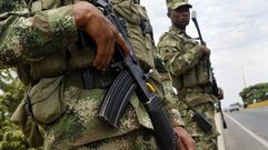 Imagen de archivo de dos soldados del ej�rcito colombiano.