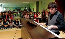 Jos� G�mez, tocando el �rgano en la fiesta de fin de curso del IES Miraflores.