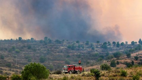 Una patrulla de bomberos asegura una zona durante las labores de extinci�n del incendio en Silves, cerca de Monchique