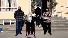 
La alcaldesa de Bergondo, Alejandra P�rez, y la concejala Bego�a Calvi�o, en una visita a  Mar�a Lorenzo Iglesias cuando cumpli� los 100 en marzo del 2021, en la que estuvo acompa�ada de su nieto Bernardo.