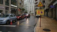 La presencia de coches parados en la zona de carga y descarga dificulta el cruce de veh�culos en Cardenal Quevedo, que ha pasado a ser de doble sentido, como se puede ver en la foto