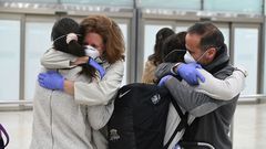 Pese a las restricciones, los pasajeros se abrazaron a sus familiares al llegar a Barajas