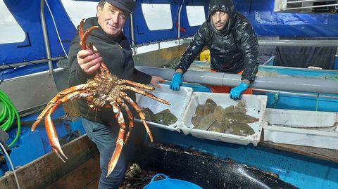 Sauro Mart�nez, patr�n del Playa de Sanxenxo, con uno de sus tripulantes, ense�a parte de las capturas�de un d�a de pesca.