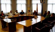 <span lang= es-es >Reuni�n con el sector.</span> Representantes de cuatro bodegas (otras dos m�s excusaron su ausencia pero dijeron apoyar lo que se decidiese) de las 15 que hay en A R�a asistieron a la reuni�n, en la que estuvieron tambi�n los portavoces de los cuatro grupos con representaci�n municipal.