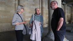 Estrella Ferreiro, con otros dos representantes de propietarios de Santiago antes de entrar ayer a la reuni�n en el Concello